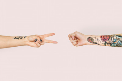 illustration bras tatoués